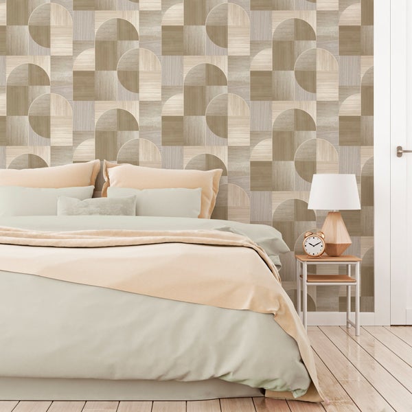 Modernes Schlafzimmer mit geometrischer Tapete in Holzoptik, hellen Textilien und Echtholzboden für eine wohnliche Atmosphäre.