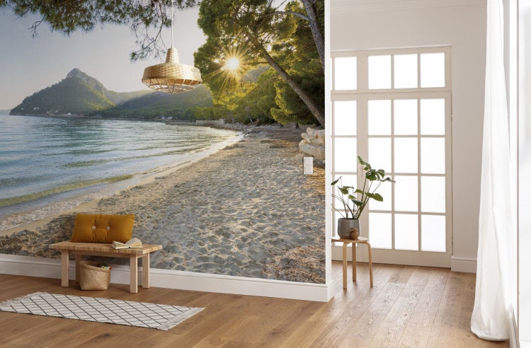 Fototapete mit Strandmotiv in einem hellen Raum