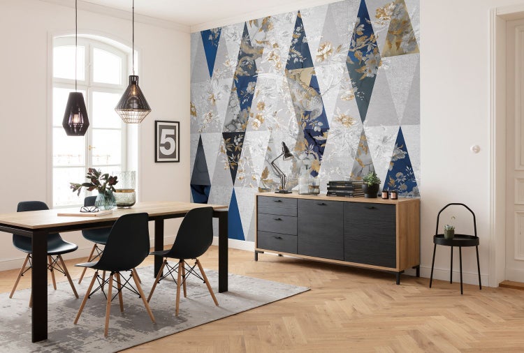 Esszimmer mit Esstisch, Stühlen, Sideboard und geometrischer Tapete mit Blumenmuster