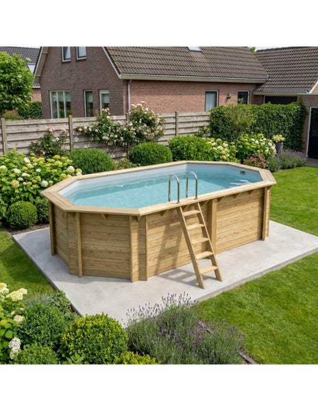 Holzpool mit Leiter und Edelstahlgriffen im Garten