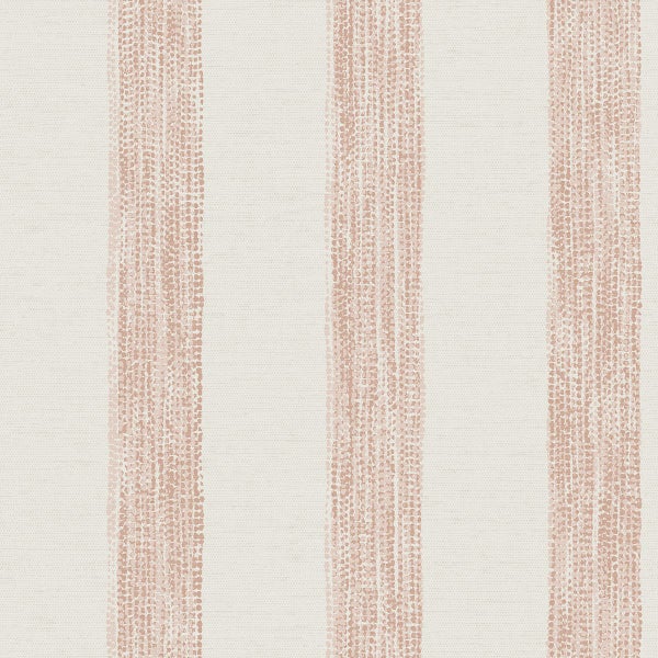 Schlafzimmer mit Bett, Nachttisch, Lampe, Zimmerpflanzen und gestreifter Tapete