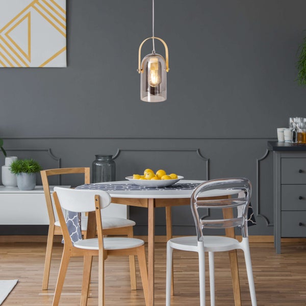 Esszimmer mit Esstisch, Stühlen und Pendelleuchte