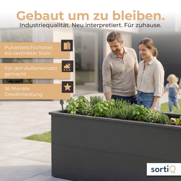 Paar am Hochbeet aus verzinktem Stahl mit Kräutern auf einer Terrasse. Mit sortiQ Logo und Hinweisen zu Material, Außeneinsatz und Gewährleistung.