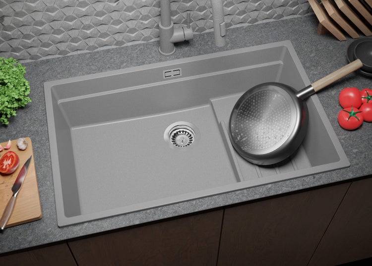 Spüle mit Abtropffläche, Armatur und Küchenutensilien auf der Arbeitsplatte