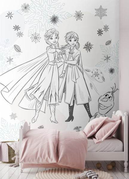 Kinderzimmer mit Wandbild von Anna, Elsa und Olaf aus dem Film Die Eiskönigin, gezeichnet im Comicstil mit Schneeflocken