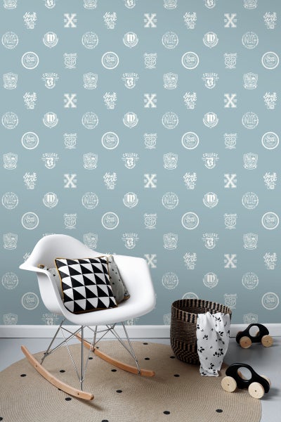 Dekorative Tapete im Kinderzimmer mit Stuhl, Korb und Spielzeugautos.