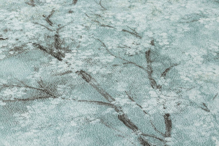 Wohnzimmer mit Sofa, Stuhl und Wandtapete mit floralem Muster