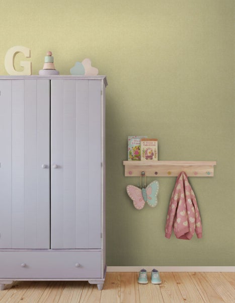 Strukturierte Tapete in hellem Grün in einem Kinderzimmer über einer Wandvertäfelung mit Bambusleiter und Kuscheltieren.