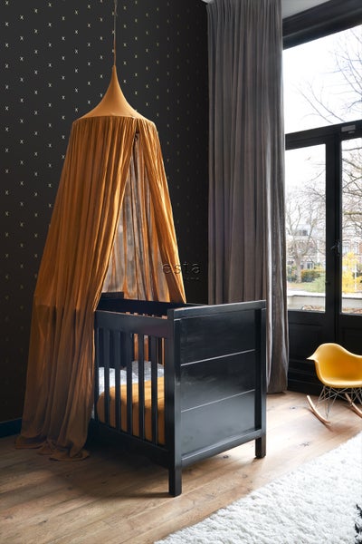 Kinderzimmer mit Kinderbett, Betthimmel und Fenster