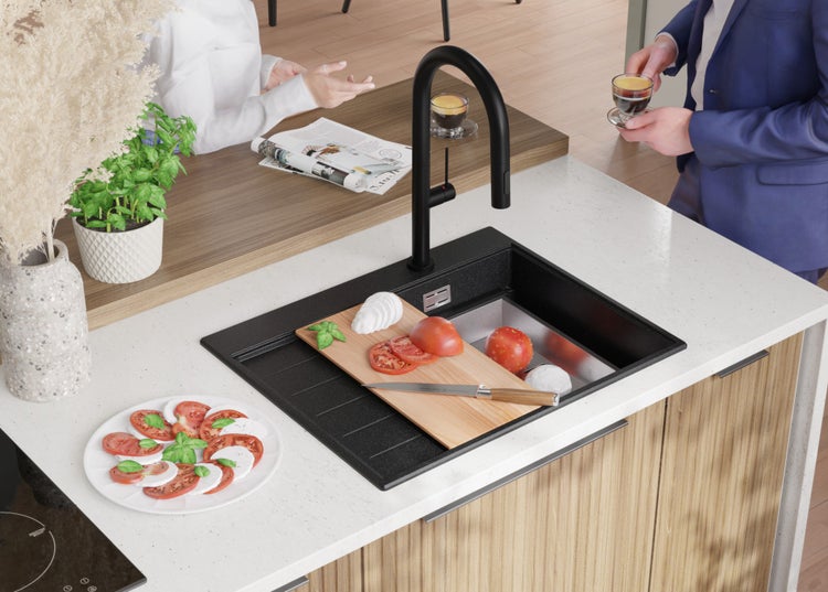 Küchenszene mit Spüle, Armatur und zubereiteten Speisen auf einer Arbeitsplatte