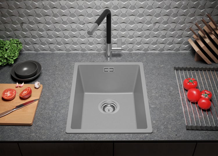 Spüle mit Armatur in einer Küchenszene mit Schneidebrett und Tomaten