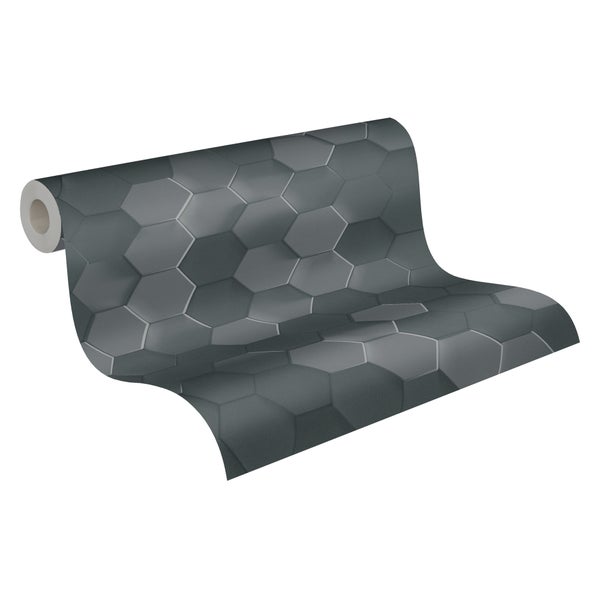 Wohnzimmer mit sechseckiger Wandtapete, Sofa und Stehlampe