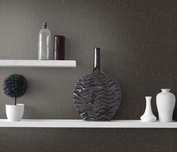 Modernes Badezimmer mit Duschkabine, Waschtisch, Spiegel und Beleuchtung