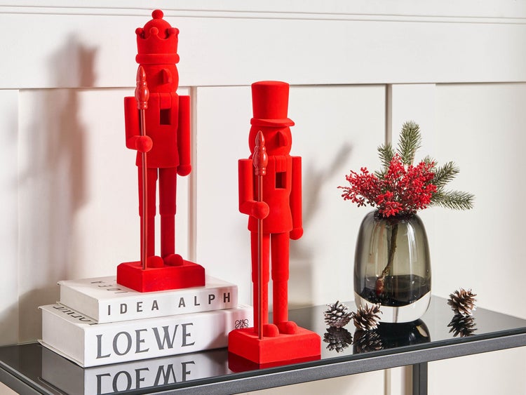 Dekorative Nussknackerfiguren und eine Vase mit Zierpflanzen auf einem Tisch