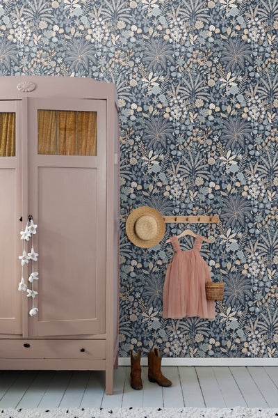 ESTAhome Tapete tropische Blätter und Blüten Graublau und Beige - 0.53 x 10.05 m - 130948