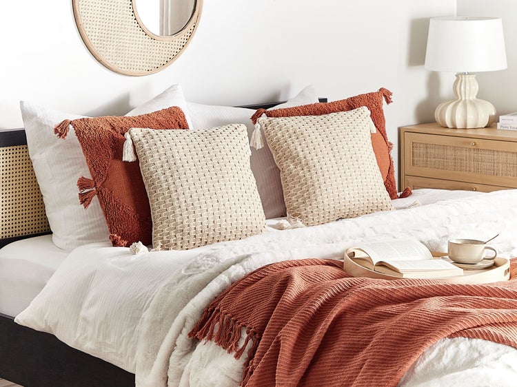 Zwei dekorative Kissen mit Quasten