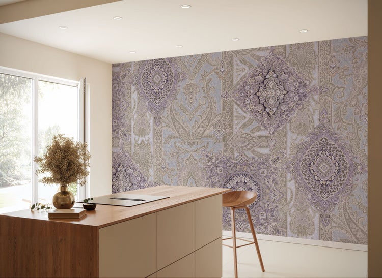 Helles Zimmer mit gemusterter Tapete, Kücheninsel und Barhocker