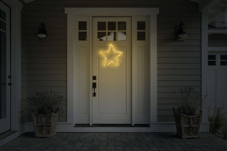Sternförmige Lichterkette mit Blättern als Weihnachtsdekoration
