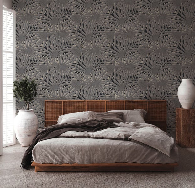 Schlafzimmer mit Bett und gemusterter Tapete