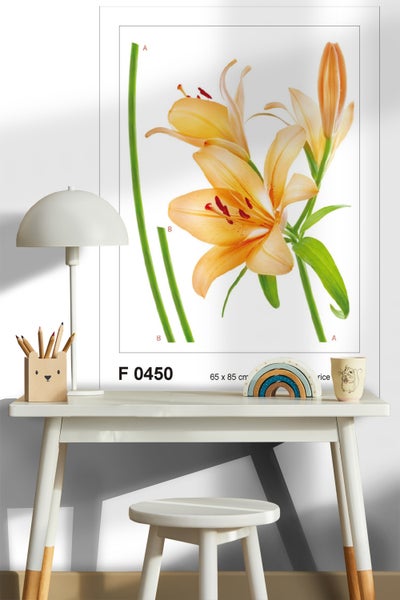 Poster mit Lilienblütenmotiv auf einem weißen Schreibtisch