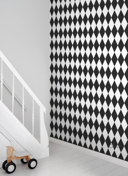 Flur mit Rautenmuster-Tapete und Holztreppe