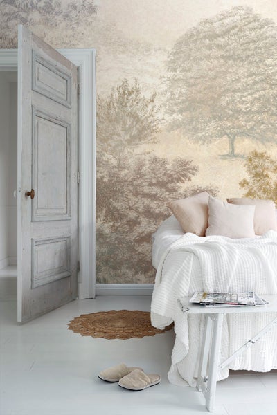 Helles Schlafzimmer mit Waldtapete, Bett und offenstehender Tür