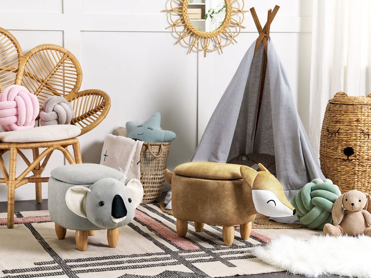 Kinderzimmer mit Rattansessel, Spielzelt, Koala- und Fuchs-Hocker mit Stauraum