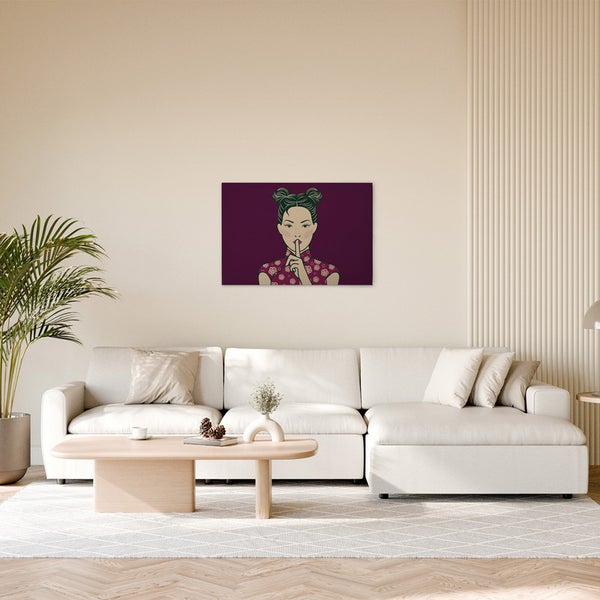Wohnzimmer mit Sofa und Wandbild mit stilisierter Frau, die den Finger an die Lippen legt