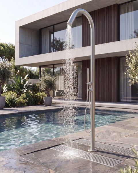 Moderne Außendusche aus Edelstahl mit fließendem Wasser an einem Pool auf einer Terrasse vor einem zeitgenössischen Haus.