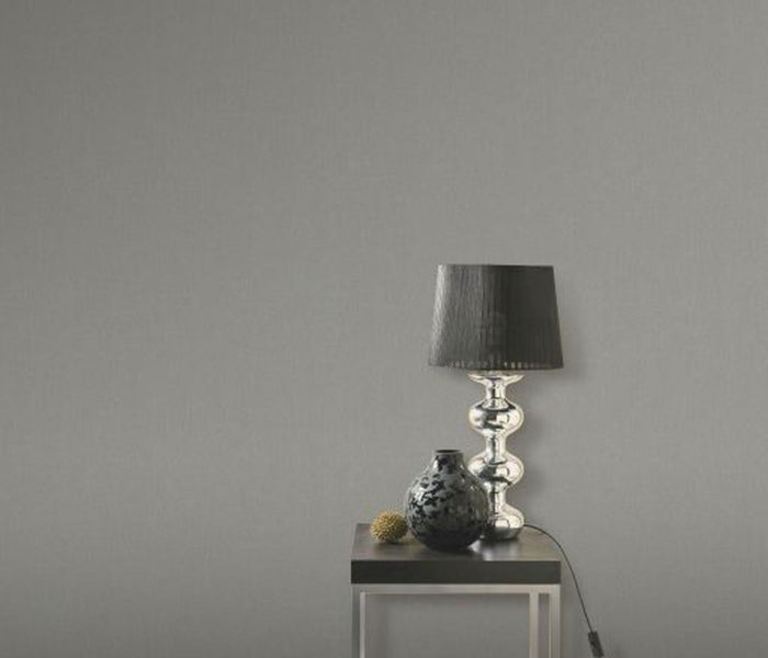 Tapete mit Tisch, Lampe und Dekoration