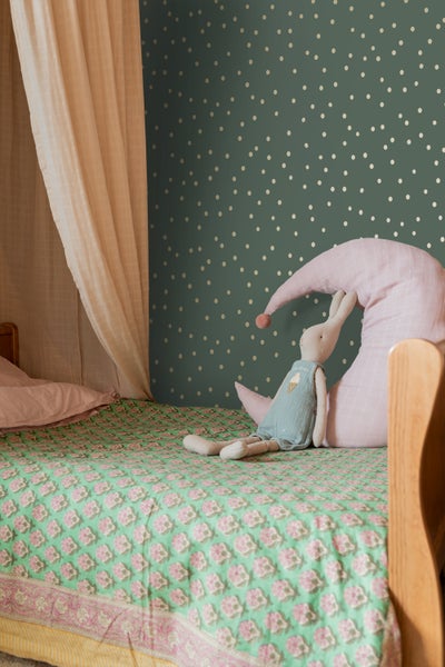 Kinderzimmer mit Bett, Mondkissen und Hasenpuppe