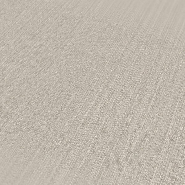 Dekorative Szene mit drei Vasen und Pflanzen auf einem Schrank