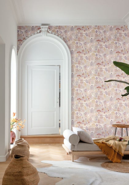 Eine Person bohrt mit einem Bohrhammer in eine Wand.