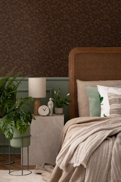 Weißer Reinigungsschrank mit Staubsauger, Bügelbrett und Putzutensilien