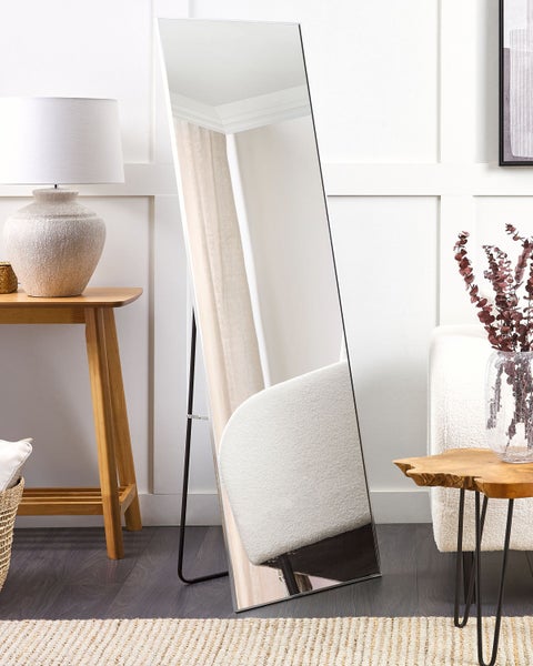 Freistehender Spiegel mit Rahmen im Wohnbereich