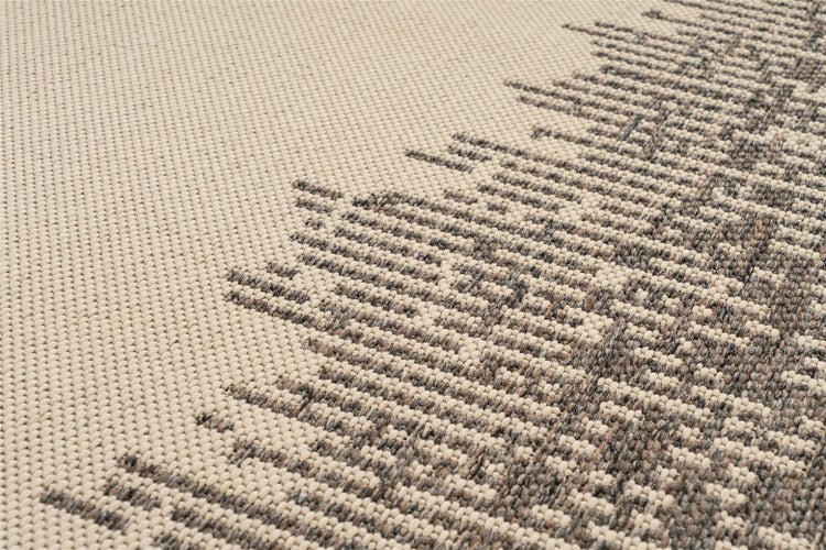 Nahaufnahme der Webstruktur eines Teppichs mit geometrischem Muster.