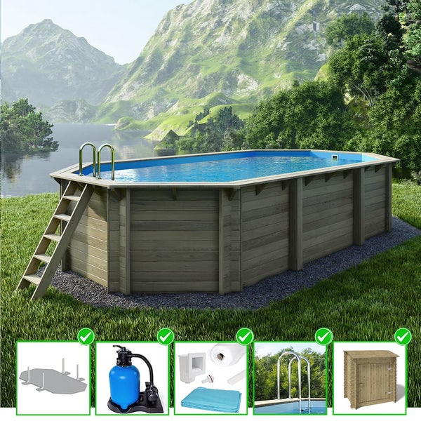 Aufstellpool aus Holz mit Leiter, Filteranlage und Zubehör vor Bergkulisse