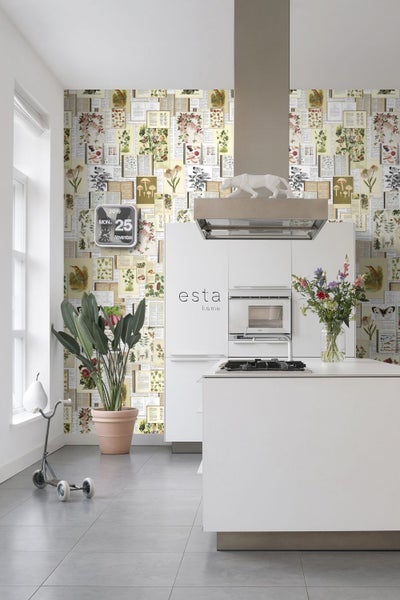 Helle Küche mit botanischer Tapete, Kücheninsel und Zimmerpflanze.