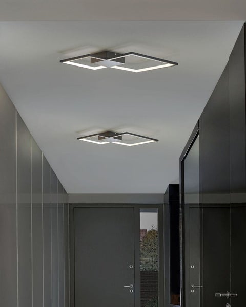 Zwei quadratische Deckenleuchten mit LED-Beleuchtung in einem Flur.