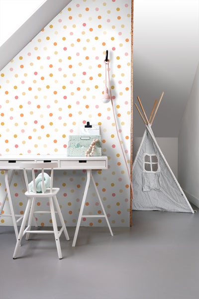 Kinderzimmer mit Schreibtisch, Stuhl, Spielzelt und gepunkteter Tapete