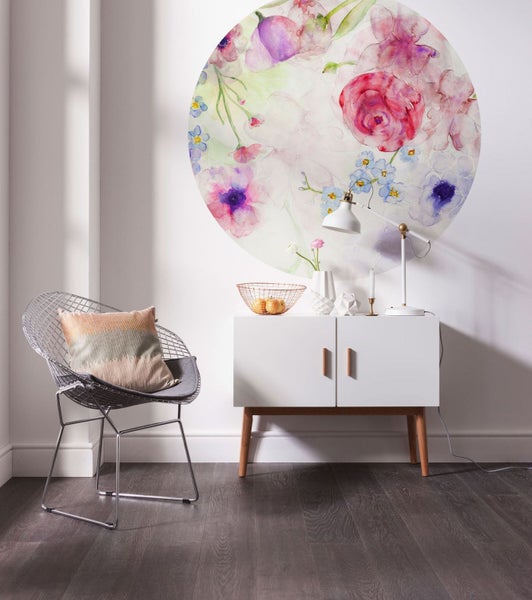 Raumansicht mit einem floralen Wandtattoo, einem Stuhl und einem Schrank.