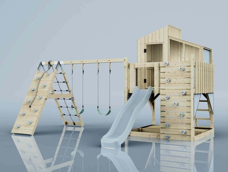 Spielturm aus Holz mit Rutsche, zwei Schaukeln, Kletterwand, Kletternetz und Spielhaus mit Schrägdach.