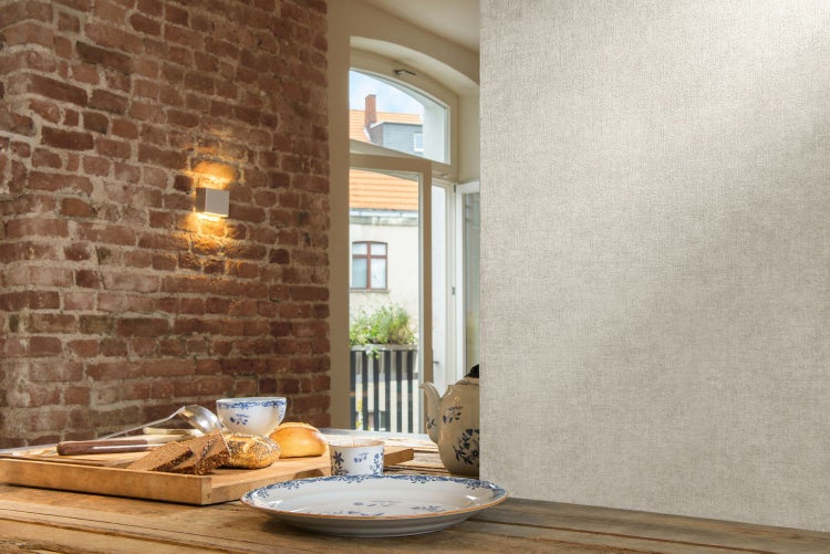 Regal für Getränkekisten mit zwei Ebenen und gefüllten Getränkekisten.