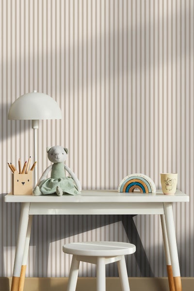 Kinderzimmer mit Kindertisch, Stuhl und gestreifter Tapete