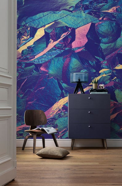 Szene mit abstrakter Tapete, Kommode und Stuhl