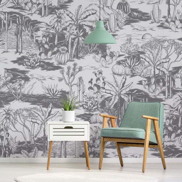 Szene mit gemusterter Tapete, Sessel, Tischlampe und Beistelltisch