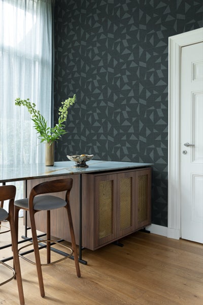 Tapete mit floralem Muster und geometrischen Formen