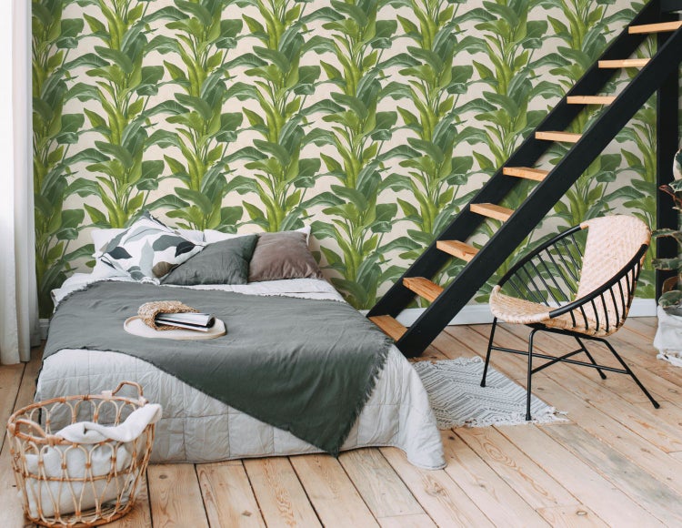 Schlafzimmer mit gemusterten Tapeten, Bett und Nachttisch