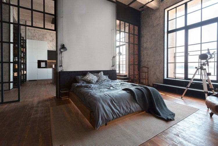 Wohnzimmer mit Sofa, Tisch und Tapetenmustern