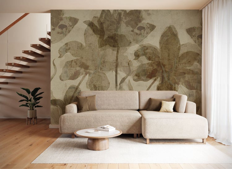 Heller Wohnraum mit Ecksofa, Couchtisch, Treppe und floraler Tapete